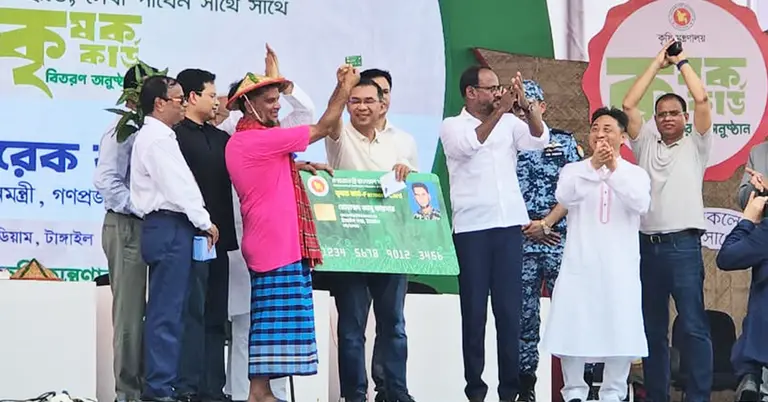 কৃষকের হাতে কার্ড ও চারাগাছ তুলে দিয়েছেন প্রধানমন্ত্রী